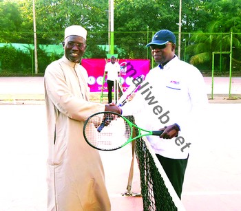 Le segal du ministre des sports, Seydou Dawa (G) et le président de la fédération malienne de  tennis, Mohamed Oumar Traoré