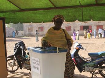 Dans un bureau de vote du quartier de Lafiabougou, à Bamako, ce dimanche 24 novembre 2013. REUTERS