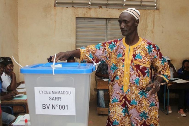 Un Malien vote pour les législatives, le 24 novembre 2013 à Bamako (Photo Habibou Kouyaté. AFP)