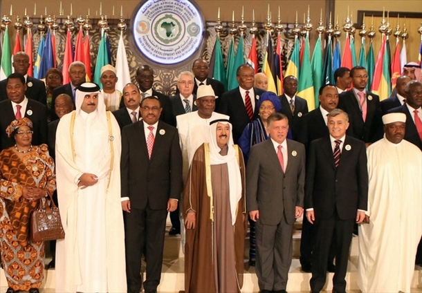 Koweit, Kuwait City. Les chefs d`états arabes et africains posent pour une photo de groupe avant l`ouverture du sommet Arabe-africain 