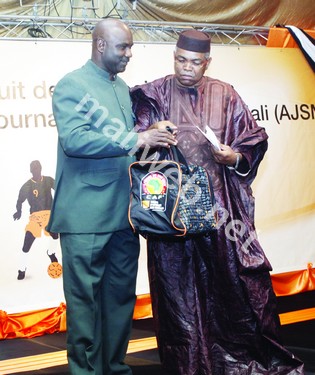 le président de la ligue de Kidal recevant le prix Habib Sissoko des mains du colonel Bréhima Diabaté