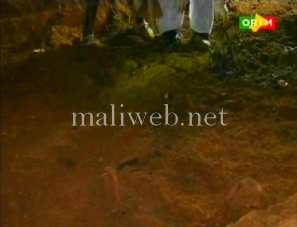 Bamako, le 4 décembre 2013. Un charnier de 21 cadavres de bérets rouges a été découvert à Diago