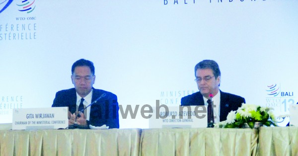 Le président de la 9ème conférence ministérielle de l'OMC, Gita Wirjawan et le DG de l'OMC, Roberto Azev^do, lors de la cérémonie  de clôture