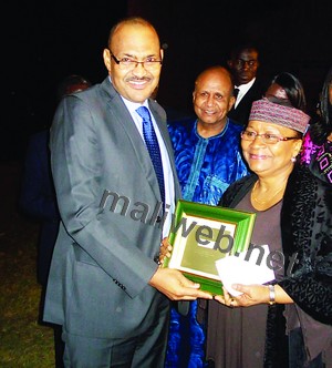 Mme Keita Aminata Maiga recevant son diplôme des mains de l'ancien ministre des sports, Hamèye Founé