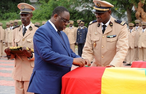  Le président sénégalais Macky Sall  rend hommage aux deux Casques bleus sénégalais tués samedi dans un attentat à la voiture piégée à Kidal. 