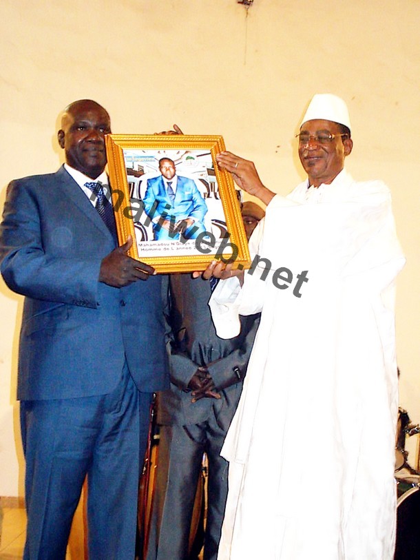 Mamadou N'Diaye dit Madoufing recevant son trophée des mains du gouverneur de Ségou