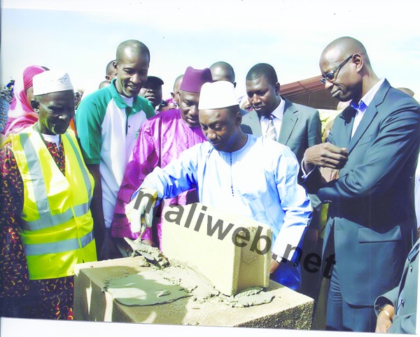 Le PDG de la Sifma, Mamadou G Coulibaly posant la première pierre du projet immobilier sous le regard attentif du DG de Shelter Afrique Alassane  Ba (photo archives)