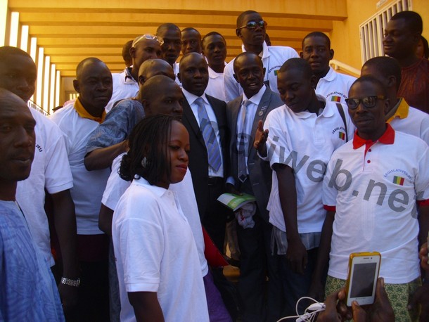 La photo de famille des jeunes avec le ministre Moussa Sinko Coulibaly