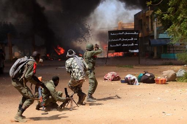 Des soldats maliens tentent le 21 février 2013 de sécuriser la ville de Gao, dans le nord du Mali (AFP/Archives, Frederic Lafargue)