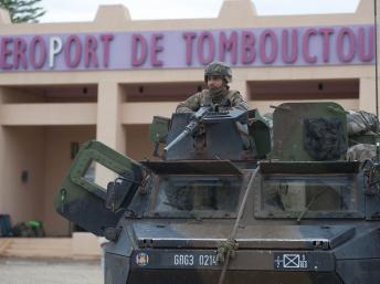 Soldats français devant l’aéroport de Tombouctou, le 28 janvier 2013. REUTERS/Arnaud Roine/ECPAD/Handout