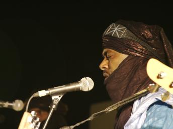Tinariwen sur la scène du Festival au Désert, en 2007. FlickR / Damian Rafferty / Creative Commons