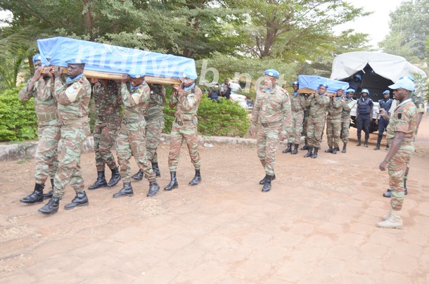 Le corps des deux soldats sénégalais portés par leurs frères d'armes de la Minusma