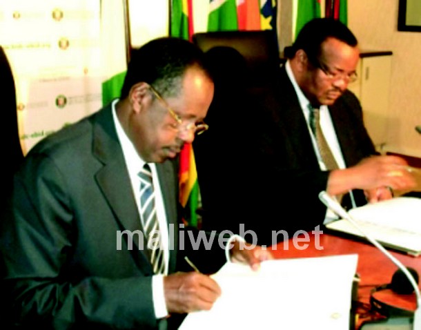 Le PDG de la BMS, Babaly Ba, et le président de laBIDC, Bashir Ifo, signant la convention (photo        finacialafrik)