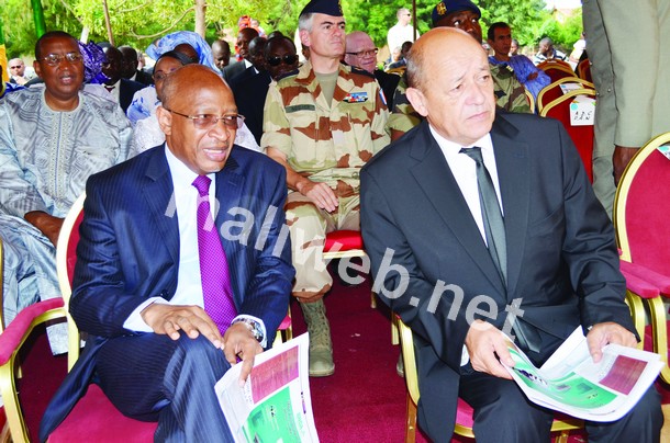 Le ministre de la Défense malien et français, Soumeylou B Miaga et Jean-Yves le Drian