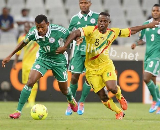 Mohamed Chérif Doumbia aux prises avec des joueurs du Nigéria