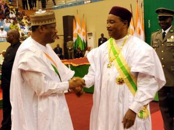 Le président Issoufou (D) et Hama Amadou, président de l'Assemblée nationale.