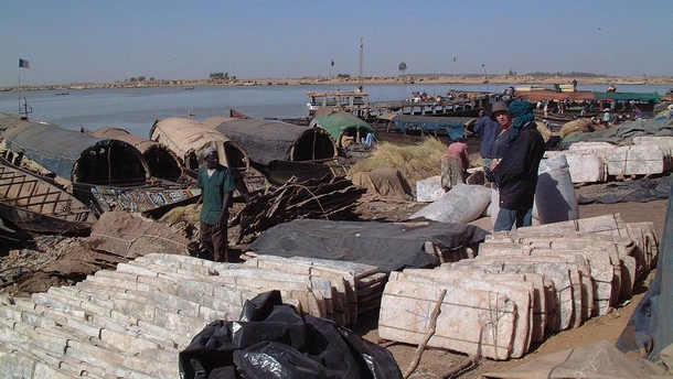 Les plaques de sel de Taoudeni, déchargées sur le port de Mopti, au Mali.