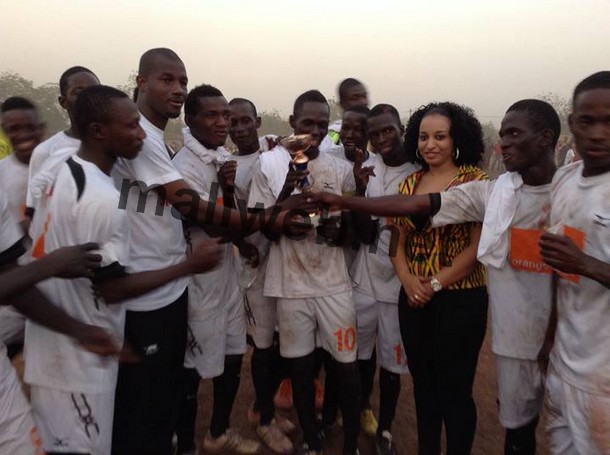 photo de famille de l'équipe de Black star avec les organisateurs