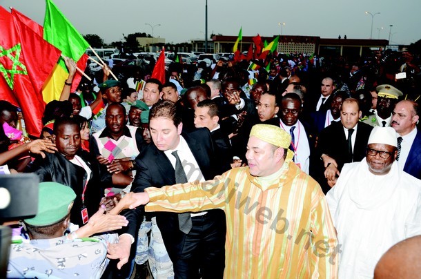 Le roi du Maroc accueilli par une liesse populaire à son arrivée à Bamako