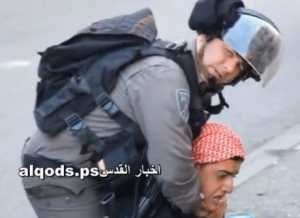 Des soldats Israéliens Se Prennent En Photo Pendant Qu'ils Soumettent Un Garçon Palestinien