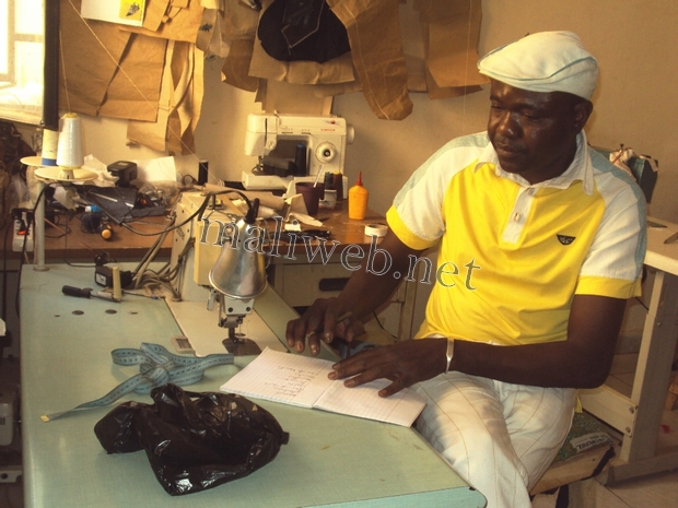 Gaoussou Goita dans son atelier de Niamana-ATTbougou et habillé dans ses propres créations