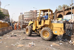 La mairie du District procède actuellement au nettoyage pour débarrasser les voies des restes de ferrailles et ordures