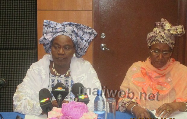 La ministre de la Promotion de la femme, Mme Sangaré Oumou Bah (G) et l'ex-premier ministre, Mme Cissé Kaidama Mariam Sidibé