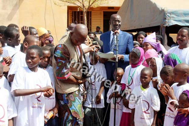 Le coordinateur de Vie Bonne, Amadou Maiga, posant avec les enfants