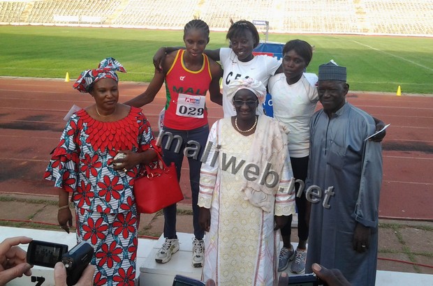 Les athlètes maliens entouré des responsables de la FMA