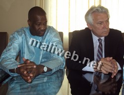 Henry Kasperczak en compagnie du vice-président de la Femafoot, Kolon Sidibé
