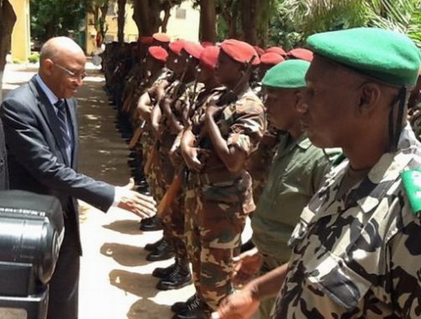 L'ex-ministre de la Défense Soumeylou B Maiga au cours d'une rencontre avec l'armée