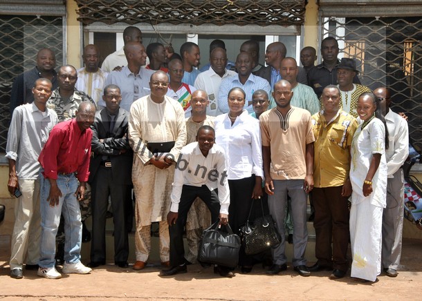 La photo de famille de Jean-Claude Sidibé avec les membres de l'AJSM