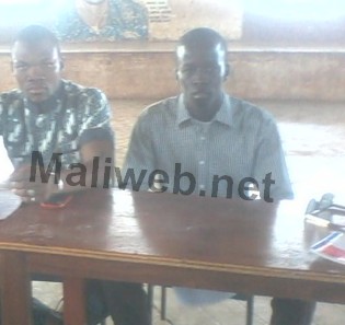 De gauche à droite, le secrétaire aux revendications, Abdoul Salam Togola, et le secrétaire à la communication, Abdoulaye Maïga.