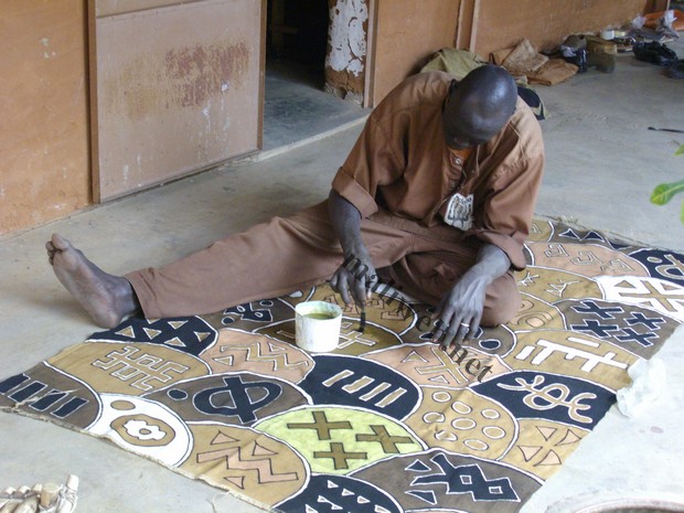 Un artisan malien à la tâche