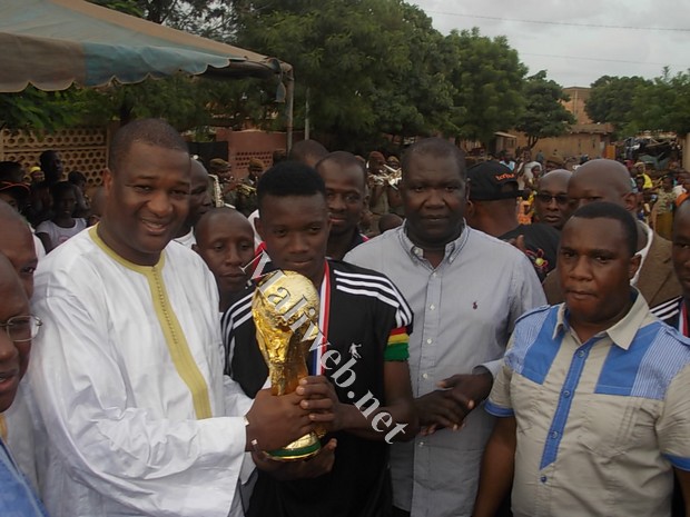 Le parrain Boukary Sidibé remettant le trophée au capitaine du Centre Mallé