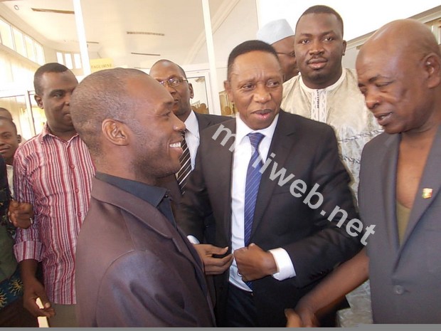 ...ici, Hamane Niang (centre) avec le président de l'Ajsm, Oumar Baba Traoré (G)