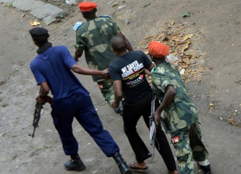 Kinshasa, la capitale. Un manifestant par la police. 19 janvier 2015.