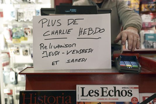 « Charlie Hebdo » : les kiosques dévalisés dès l'ouverture