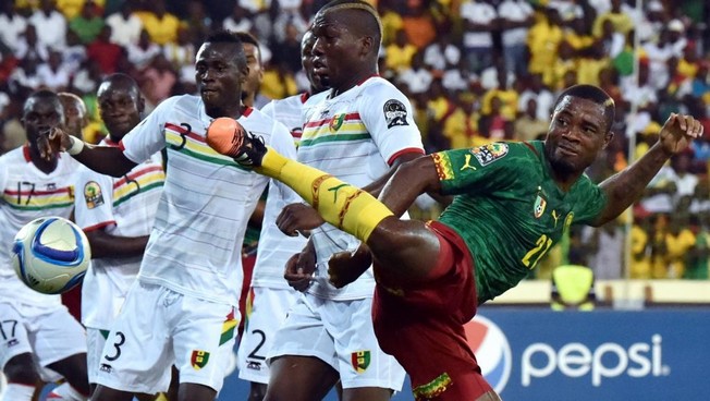 Le Camerounais Aurélien Chedjou (au premier plan) s'est montré solide mais son équipe a concédé le nul (1-1) face à la Guinée samedi 24 janvier lors de la CAN 2015.. AFP PHOTO / ISSOUF SANOGO