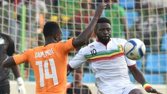 Le Malien Bakary Sako face à l'Ivoirien Ismaël Diomandé lors du match nul entre les deux équipes samedi 24 janvier 2015. Reuters