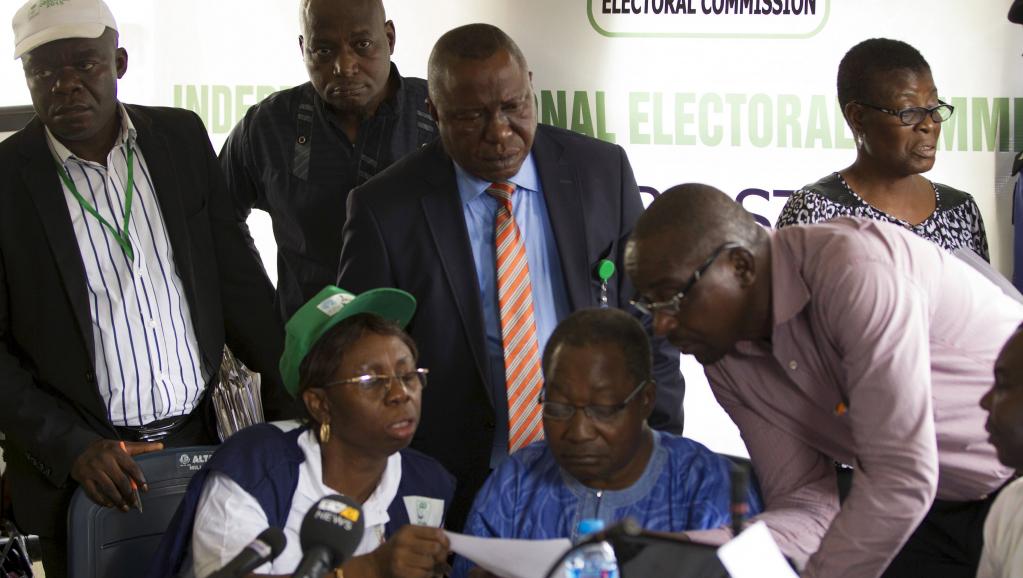 Des scrutateurs sont rassemblés pour annoncer les résultats de l'élection présidentielle à Port-Harcourt, dans l'Etat de Rivers, le 30 mars 2015. REUTERS/Afolabi Sotunde
