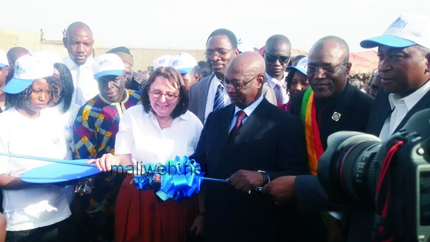 La coupure du ruban symbolique par le ministre Mamadou Frankaly Keïta et l'ambassadeur du Grand-Duché de Luxembourg au Mali, Mme Dartine Shommer