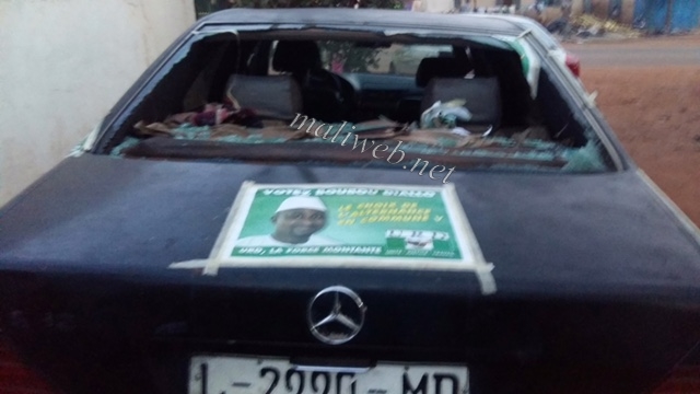 Un véhicule de campagne de l’URD caillassé au quartier mali