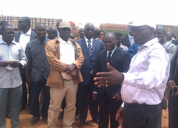 Les ministres Bathily et Koumaré suivant les explications du directeur de la gare marchandise de Korofina (photo l'Indépendant)