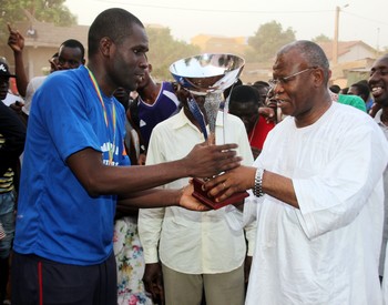 Le parrain Amadou Diakité remettant le trophée au capitaine de Star clan