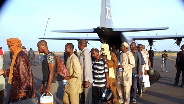 une vue des ex-otages à l'aéroport Bamako-Sénou après leur libération