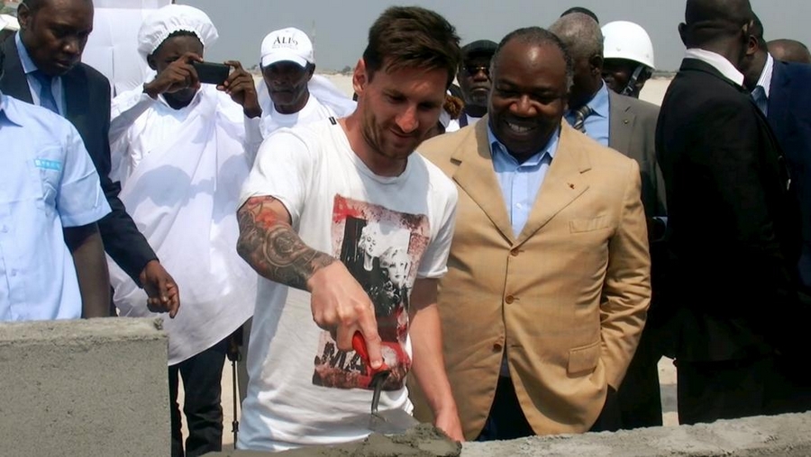 Gabon: Messi pose la première pierre du stade de Port-Gentil
