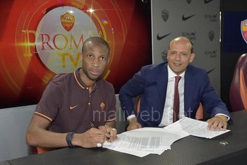 Seydou Keita signant hier son nouveau contrat d'un an avec AS Roma