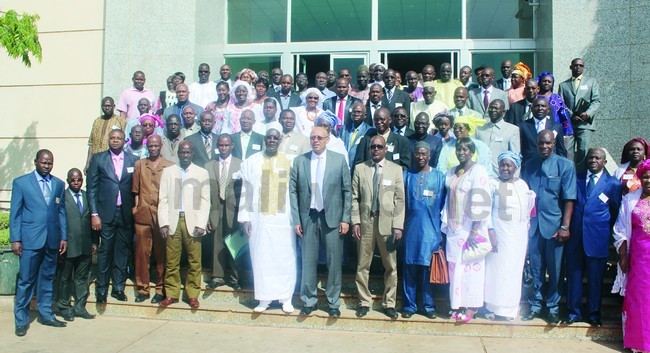 photo de famille des cadres des impôts avec le ministre de l'économie et des finances lors de la journée des inspecteurs des  impôts