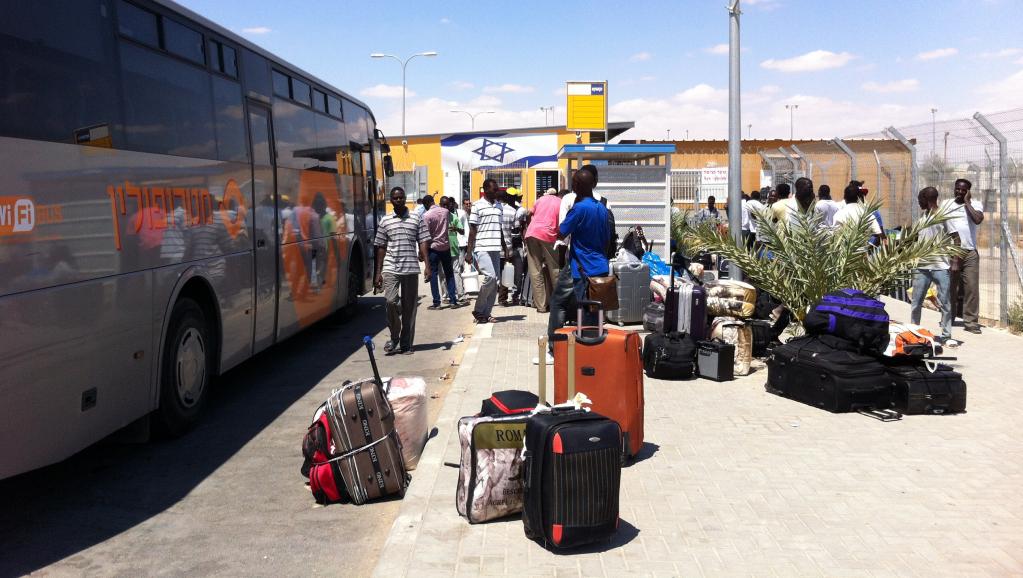 A l'extérieur du centre de rétention de Holot, dans le désert du Neguev, des centaines de clandestins africains libérés par Israël s'apprêtent à prendre le bus. Murielle Paradon / RFI